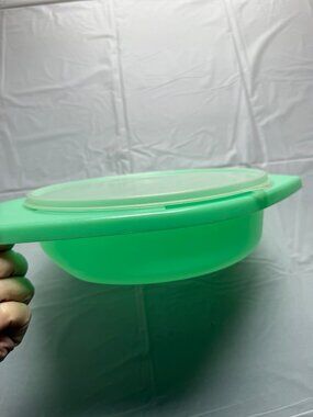 Vintage Tupperware Jadeite Green Bowl 786-1 w/ Sheer Translucent Lid 230 1970s